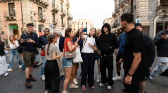 Sfera Ebbasta in giro per catania